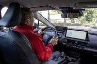 ステアリングのフィールは先代に比べてダイレクト。それでも、本格的なスポーツカーのような感触とは言いがたい。