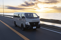 アダプティブクルーズコントロールは標準の「キャラバン」には2025年の8月に、「MYROOM」には12月に搭載。いずれもガソリンエンジンモデルのみで、ディーゼルモデルには設定がない。