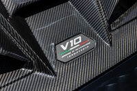 エンジンフードに貼られた「V10」のバッジ。「ウラカン」のラストイヤーとなる2023年は、ランボルギーニのV10エンジン搭載モデルの誕生20周年にあたる。