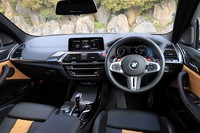 ブラックを基調に、シルバーとカーボン調パーツでスパルタンにコーディネートされたインテリア。着座位置が高いので、前方視界は良好。