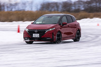 ただし、軽量かつコンパクトなボディーのため、氷上で「ノート オーラNISMOチューンドe-POWER 4WD」を振り回すのは痛快だ。