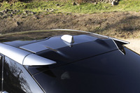 車体後方での風の収束性を高めるというルーフスポイラーは中央部分を大胆にカットしている。