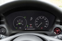 フル液晶タイプのメーターパネルを採用。「フィット」とは違ってバイザーレスにはなっていない。