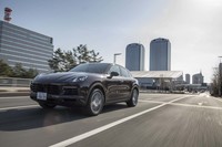 動力性能を高める「スポーツクロノパッケージ」を標準装備。0-100km/h加速のタイムが6.0秒、最高速が243km/hと公表されている。