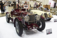 入場口での“厳戒態勢”に世相を思い知らされたものの、入場して展示車を前にしたら、暗い気持ちも霧散してしまった。写真はACマインズの1936年製「MG TA」と、現行の「モーガン4/4」。