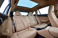 「スポーツツーリスモ」のリアシートは3人掛けが標準だが、試乗車には左右独立の8wayリアコンフォートシートが装備されていた。