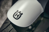 北欧はスウェーデンのバイクブランドであり、現在はKTMの傘下にあるハスクバーナ。二輪の生産開始は1903年と、100年を超える歴史を持つ老舗である。