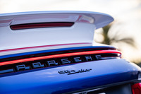 「ポルシェ911ダカール」は、1984年のパリ・ダカールラリーで総合優勝を飾った「ポルシェ911カレラ3.3 4×4バリダカール」（953型）のオマージュとして企画された。車両本体価格は3099万円。