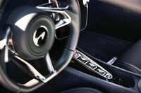 センターコンソールにはシフトセレクターが並ぶ。リバース（後退）はモーターを逆回転することで行うため、トランスミッションのリバースギアは省かれている。