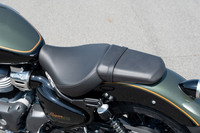 シート高は740mmと低め、三角形の平たいシートは、座り心地と操作性、そしてクルーザーらしいデザインを重視して設計された。