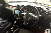 「スイフトスポーツ」のインテリア。本革巻きステアリングホイールには表皮にディンプル加工を施すことで、グリップ性を高めている。