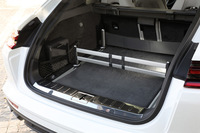 荷室容量は、5人（4人）乗車時で425リッター、後席を倒した状態で1295リッターとなっている。