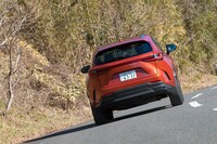 新機能の「プロアクティブドライビングアシスト」は歩行者や車両などを検知してステアリングとブレーキ操作をアシストするだけでなく、前方のカーブに対して車速が速すぎると判断するとアクセルオフ時に自動で減速してくれる。