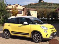 デザイナーがサヴォワ邸をイメージしたという「フィアット500L」。2016年、シエナで筆者が撮影。