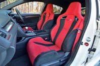 シートのコンセプトは、低Gから高Gの領域まで乗員の体をしっかり支えること。新型のシートでは体との接触面積を増やすと同時に、シートの骨格と素材を見直して約10％軽量化した。