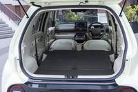 助手席も運転席も倒せばご覧のとおりの大空間に。荷物の置き場などを工夫すれば2人での車中泊も可能かもしれない。