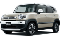 「キャラバンアイボリーパールメタリック」とブラックルーフのツートンカラー。