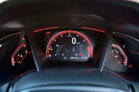 中央に配置されたタコメーターのレッドゾーンは7000rpmから。ドライビングモードを切り替えると、メーターのデザインが切り替わる。写真は＋Rモード選択時。