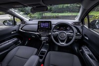 ウイング型のインストゥルメントパネルが目を引くインテリア。先代では楕円（だえん）形だったステアリングホイールは円形に変わった。