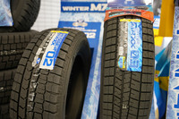 新商品の「ダンロップ・ウインターマックス03」（写真右）と従来品の「ウインターマックス02」（同左）。