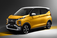 とにかく強烈なフロントマスクが目を引く「eKクロス」。