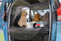 飛び出し防止ネットには、簡単に開閉できるファスナータイプのゲートが設けられている。