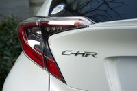 立体的な造形のリアコンビランプ。宙に浮いているようなイメージでデザインされている。