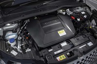 フロントには、駆動用モーターとインバーターがおさまる。最高出力は130PSで最大トルクは260N・m。