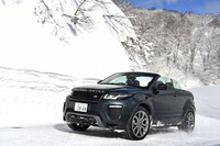 コンバーチブルになっても走りは本格派。ドライバーがスロットル操作なしに一定の速度（1.8～30km/h）を維持できる「オールテレイン・プログレス・コントロール」が標準で備わる。