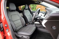 「インテンス テックパック」にはフルレザーシートが標準装備。シートヒーターも備わっている。