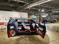 「次期型『パンダ』か？」とうわさされた2019年のジュネーブモーターショー用のコンセプトカー「チェントヴェンティ」は、センターピラーレスのドアを開けて展示されていた。