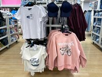 欧州各地で展開する大型ファッション店で。2025年は自動車メーカーの商標・意匠ライセンスを取得して展開している。