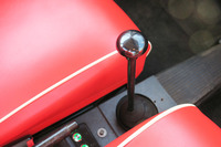 フロアからにょっきり生えた4段MTのシフトレバー。基本は4速に入れっぱなしでOK。モーターは逆回転が可能なので、リバースギアも使う必要はない。