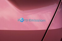 リーフではバッジが貼られる「Zero Emission」ロゴは、「サクラ」ではステッカーだ。