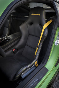 シートは軽量な「AMGスポーツバケットシート」が標準。