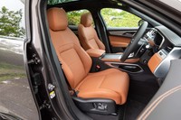 色合いのいい「シエナタン」カラーのグレインレザーシートはエクストラコストなしで選択できる。しっとりとした風合いはさすが。