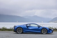 新世代シャシーの「マクラーレン・カーボンライトウェイトアーキテクチャー」を初採用。シャシー単体で従来型よりも10％の軽量化を実現している。