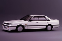 1985年にデビューした7代目「スカイライン」。4輪操舵システムや可動式フロントスポイラーなども採用されていた。