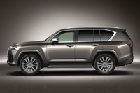 ショーファードリブン仕様の「LX600“エグゼクティブ”」。22インチホイールを除くと、その外観はベースグレードの「LX600」と変わらない。