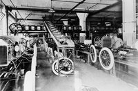 1914年のハイランドパーク工場の様子。同年8月から1915年8月にかけての「Ｔ型」の販売台数は、30万台を超えた。