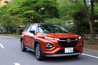 インド・グジャラート工場で生産されるスズキの世界戦略車がついに日本導入を開始。力強いクーペSUVスタイルのボディーに組み合わされる足まわりは、日本市場専用にチューニングされているのだそう。ちまたで話題のBセグメントSUVの試乗リポートを早速お届けします。（photo：荒川正幸）