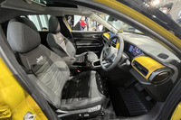 フロントシートはヒーター内蔵の電動調整式で、シートバックに「Jeep」のロゴ刺しゅうが施されている。