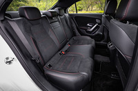 座面から天井までの高さはハッチバック車よりも16mm低い944mm。リアシートの背もたれには60：40の分割可倒機構が備わる。背もたれを前方に倒すリリースレバーは、荷室上部に設置されている。