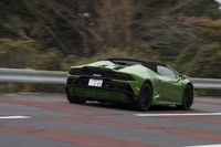 制動能力の高さも「ウラカンEVOスパイダー」のセリングポイントのひとつ。100km/hからは32.2mの距離で停止できる。