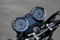 メーターは速度計とエンジン回転計を備えた2眼式。中央には走行距離や燃費、残燃料などを表示する液晶ディスプレイが装備されている。