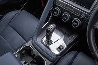 トランスミッションはZF製の9段AT。ジャガーでおなじみのダイヤル式シフトセレクターではなく、「Eペース」では一般的なレバータイプのシフターを採用。これも「Fタイプ」譲りといえるパートだ。