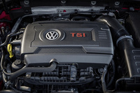 「ゴルフGTI」の2リッターエンジンは、最高出力が220psから230psにアップ。トランスミッションはMTまたはDSGで、現在6段のDSGは今後7段のものに切り替えられる。