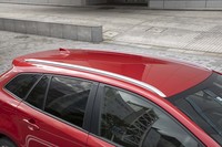 シルバーメタリック塗装のルーフレールが標準装備される。