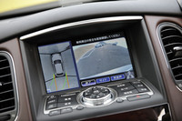 車両の周囲の障害物をまるで上空から見下ろしているかのように表示する「アラウンドビューモニター」に、「駐車ガイド機能」が備わった。短時間の試乗だったので、使いこなすまでには至らず。