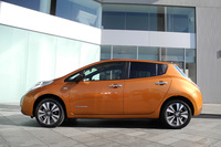 日産リーフG（バッテリー容量30kWh）
	ボディーサイズ：全長×全幅×全高＝4445mm×1770mm×1550mm／ホイールベース：2700mm／車重：1480kg／駆動方式：FF／モーター：交流同期モーター／最高出力：109ps/3008-10000rpm／最大トルク：25.9kgm/0-3008rpm／航続可能距離：280km／タイヤ:（前）215/50R17（後）215/50R17／価格：401万8680円